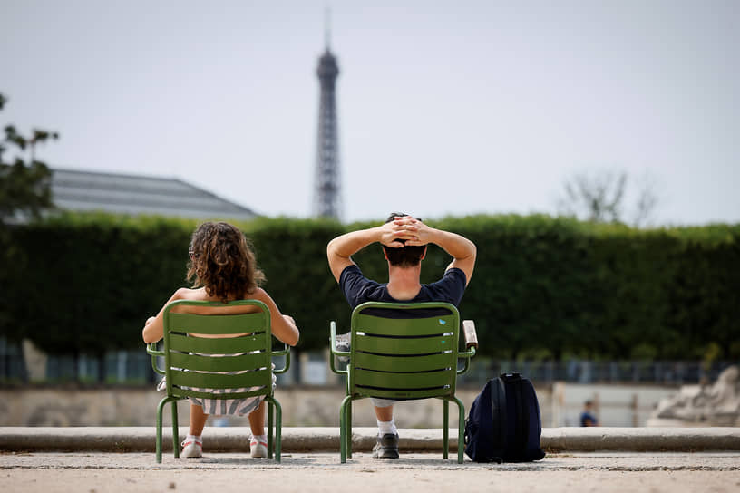 Париж, Франция. Люди отдыхают в садах Тюильри 