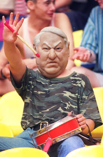 Болельщик в маске президента России Бориса Ельцина на трибунах Игр