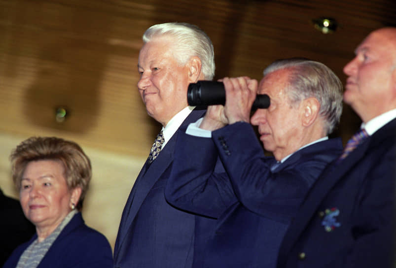 Соглашение об организации игр было подписано 15 апреля 1997 года в Лозанне между президентом Международного олимпийского комитета Хуаном Антонио Самаранч (на фото второй справа) и мэром Москвы Юрием Лужковым (на фото справа)