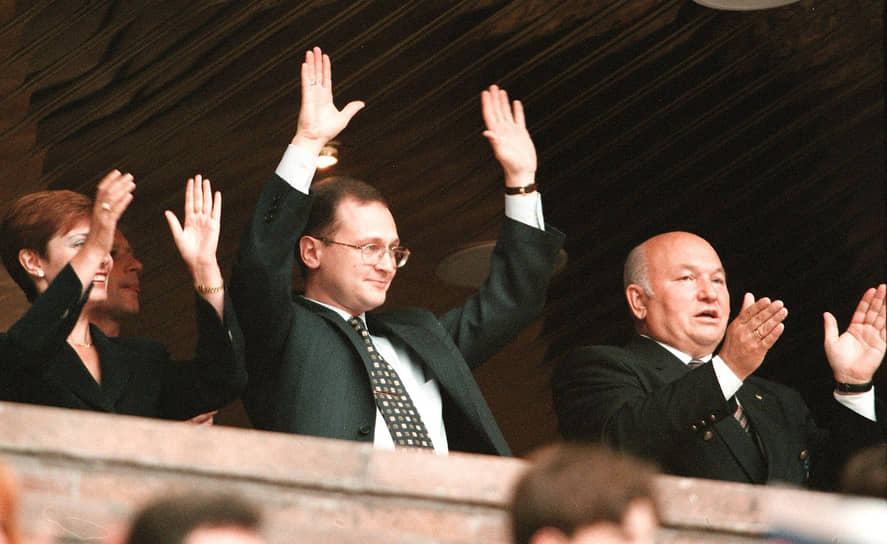 Премьер-министр России Сергей Кириенко (в центре) и мэр Москвы Юрий Лужков (справа) на трибуне на церемонии закрытия Игр