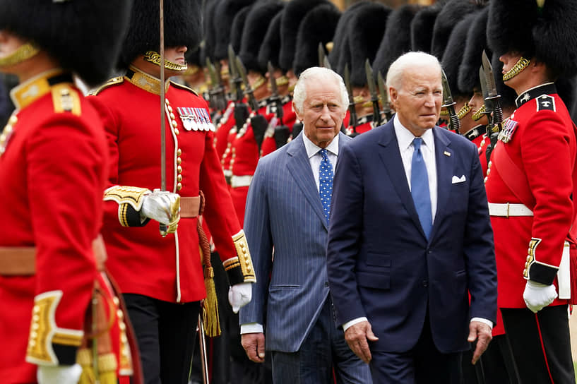 Виндзор, Великобритания. Почетный караул встречает короля Карла III и президента США Джо Байдена (справа), начавшего европейское турне с Великобритании 