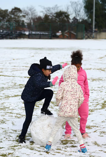 Дети лепят снеговика в Бракенхерсте