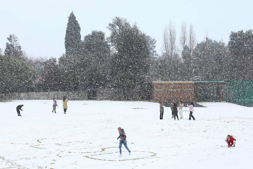 Бракенхерст, ЮАР. Дети играют во время снегопада на школьном дворе 