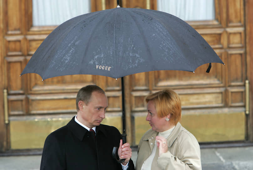 Бывшая жена президента России Владимира Путина Людмила
после окончания школы успела сменить несколько мест работы. Среди них была должность стюардессы на внутренних линиях калининградского авиаотряда 

