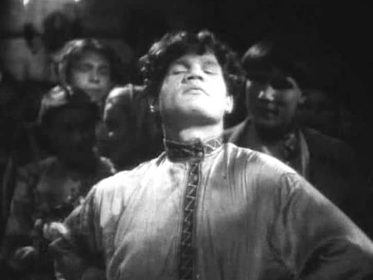 В 1941 году актер сыграл свою первую роль в кино — в фильме «Дело Артамоновых» (кадр на фото). Раньше он снимался лишь в массовке в киноленте «Яков Свердлов»