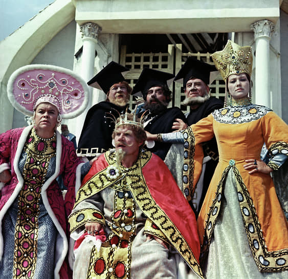 В 1967 году Пуговкин впервые снялся в одной из сказок режиссера Александра Роу. В фильме «Огонь, вода и… медные трубы» (кадр на фото) он сыграл царя. Впоследствии актер еще дважды появлялся в кинолентах режиссера
