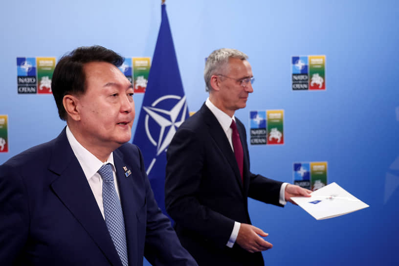 Генсек НАТО Йенс Столтенберг и президент Южной Кореи Юн Сок Ёль (слева) 