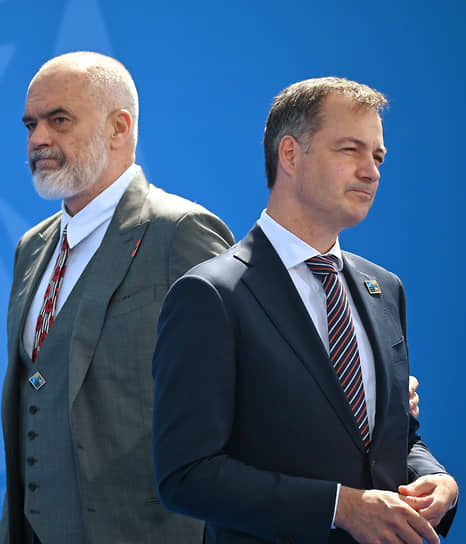 Премьер-министр Бельгии Александр Де Кроо (справа) и премьер-министр Албании Эди Рама перед началом саммита НАТО