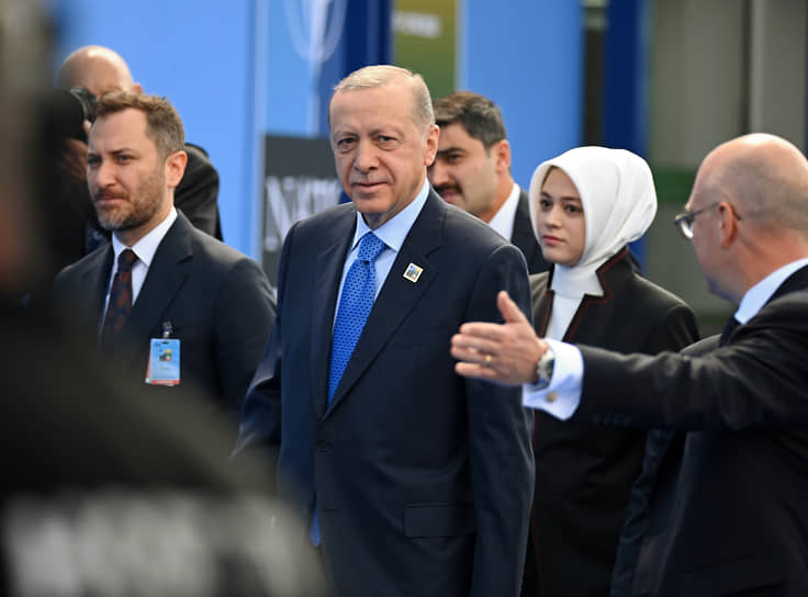 Президент Турции Реджеп Тайип Эрдоган (в центре)