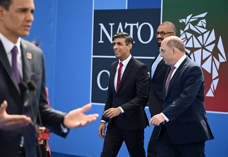 Премьер-министр Великобритании Риши Сунак (в центре) и министр обороны Великобритании Бен Уоллес (справа) перед началом саммита НАТО