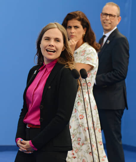 Премьер-министр Исландии Катрин Якобсдоуттир (слева)