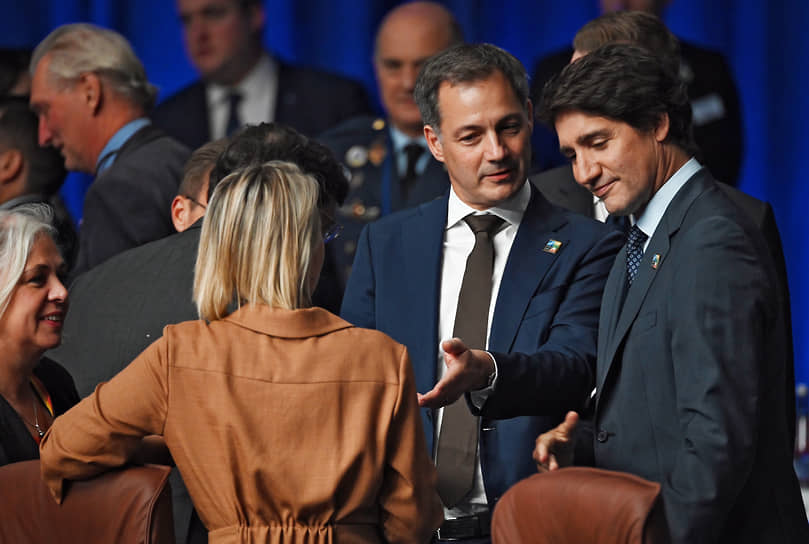Премьер-министры Бельгии и Канады Александр Де Кроо (в центре) и Джастин Трюдо