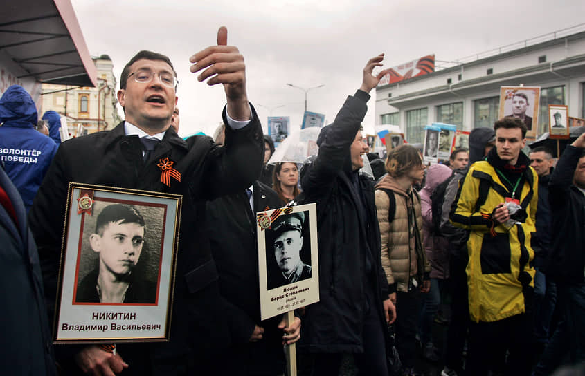 Губернатор Нижегородской области Глеб Никитин (слева) во время акции памяти «Бессмертный полк»