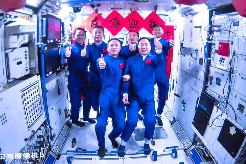 Экипажи кораблей «Шэньчжоу-15» и «Шэньчжоу-16» на китайской орбитальной станции «Тяньгун»