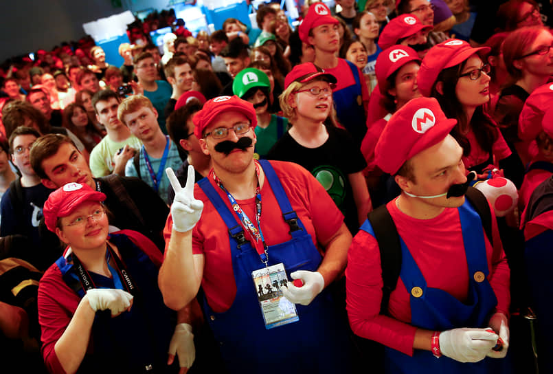 Косплееры празднуют 30-летие Super Mario Bros. на фестивале Gamescom в Кельне, 2015 год