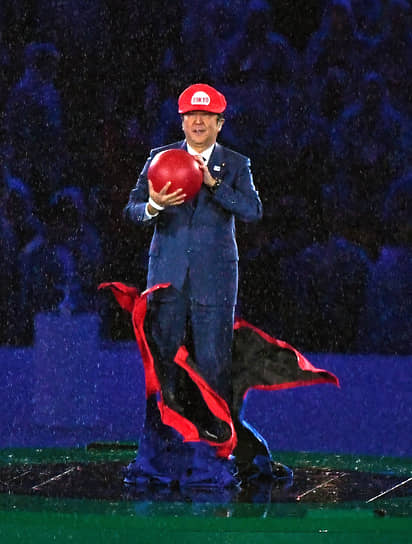 Японский премьер Синдзо Абэ на закрытии летней Олимпиады в Рио-де-Жанейро, 2016 год