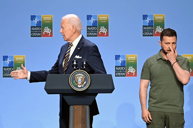 Вильнюс. Президент США Джо Байден (слева) и президент Украины Владимир Зеленский на пресс-конференции глав стран G7 в рамках саммита НАТО