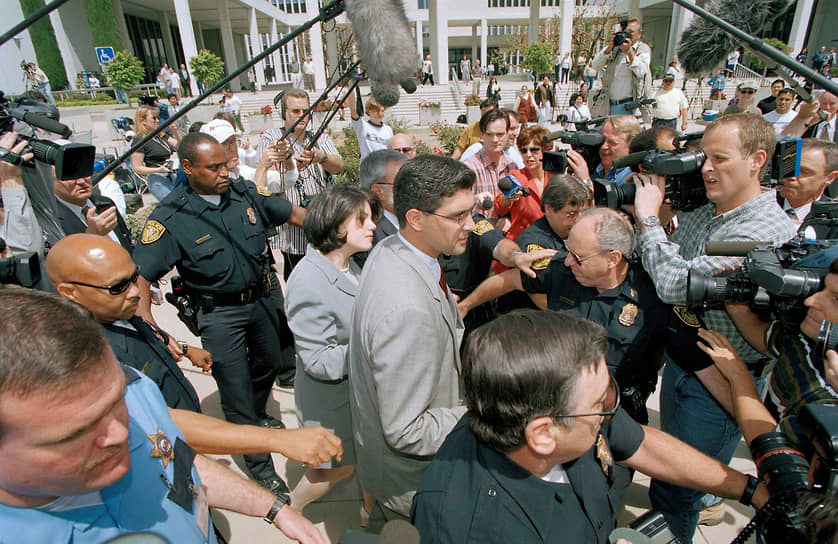 В разгар скандала Моника Левински (в центре) постоянно была окружена полицейскими и репортерами