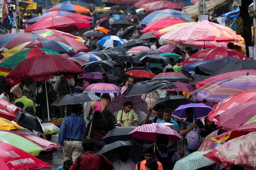 Мумбаи, Индия. Городской рынок во время дождя
