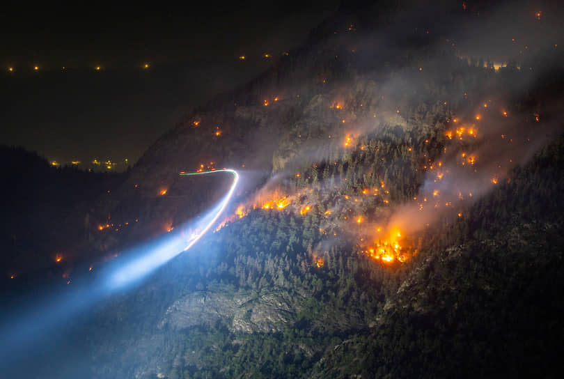Бриг, Швейцария. Лесной пожар на склоне горы