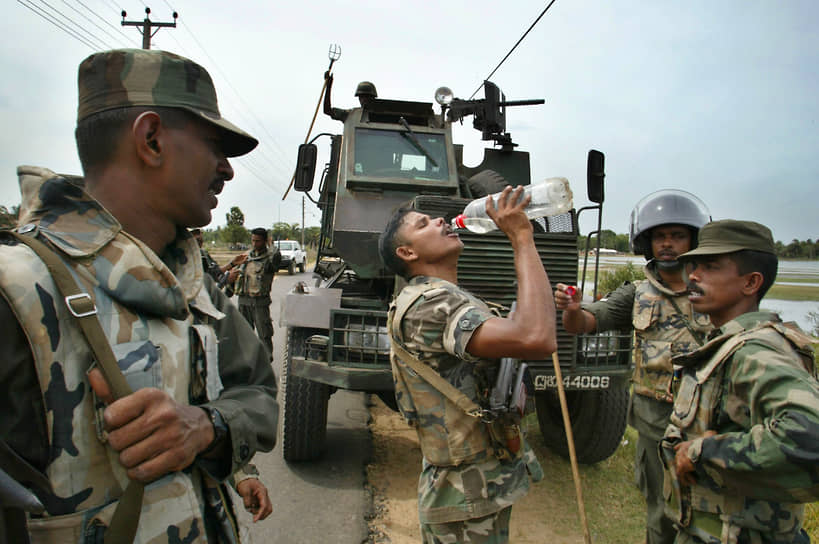 На этот раз перевес оказался на стороне правительственных сил. 18 мая 2009 года в ходе наступления армии на севере был убит Велупиллаи Прабхакаран. При нем обнаружены жетон №001, два пистолета, винтовка, спутниковый телефон и лекарство от диабета. На следующий день президент Шри-Ланки Махинда Раджапакса официально провозгласил победу над терроризмом
