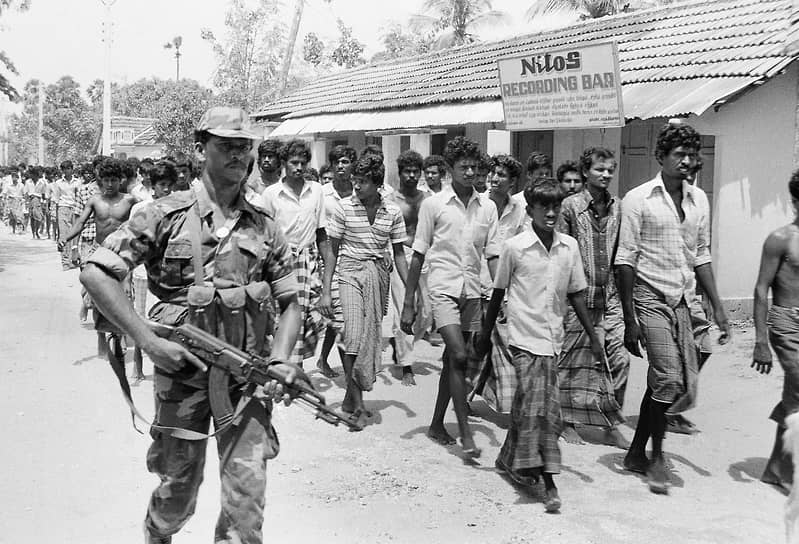 Войска должны были подавить повстанцев, лишив тем самым сингальское правительство «оснований» для преследования тамилов&lt;br>На фото: проверка местных жителей на причастность к ТОТИ