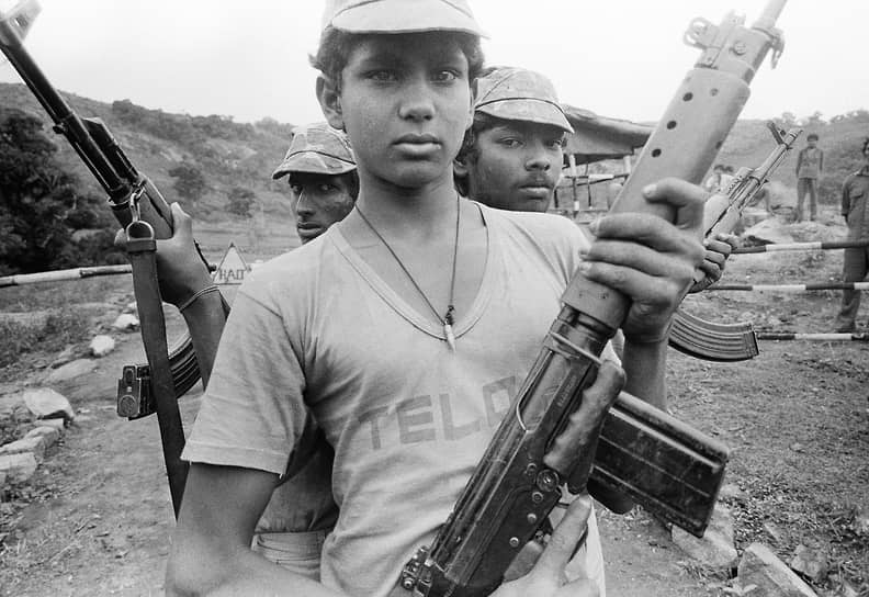 Военный потенциал «тигров» стремительно нарастал, к концу 90-х в рядах группировки состояло более 14 тыс. боевиков, большая часть из которых была представлена молодыми фанатиками в возрасте 15-18 лет&lt;br>
На фото: тамильские подростки с оружием в тренировочном лагере

