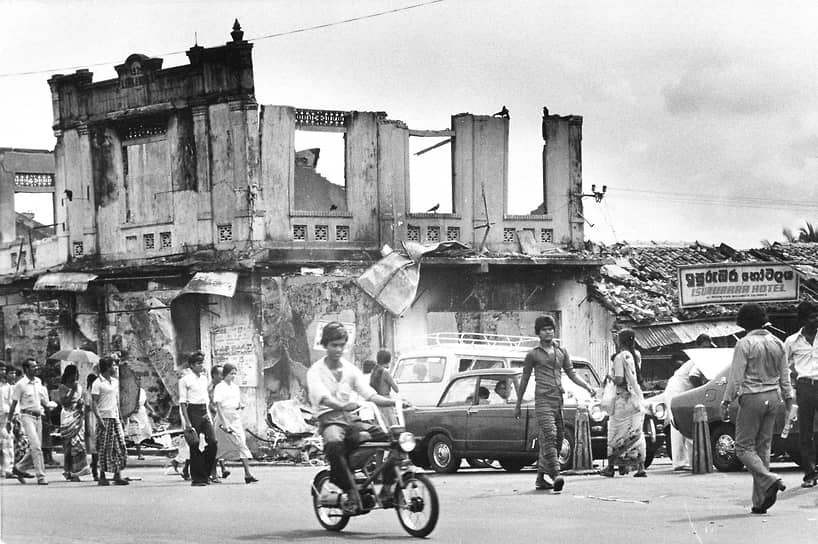23 июля 1983 года «тигры» устроили засаду на правительственный патруль, убив 13 солдат и офицеров армии Шри-Ланки. В ответ военные стали громить тамильские магазины, а после похорон погибших к ним присоединилась разъяренные жители. Беспорядки, начавшиеся в Коломбо, стремительно прокатились по всему острову&lt;br>На фото: последствия погрома в столице Шри-Ланки