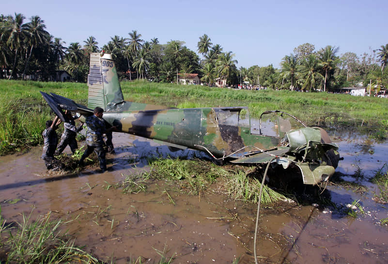 На фото: обломки самолета ТОТИ, сбитого ВВС Шри-Ланки недалеко от Коломбо