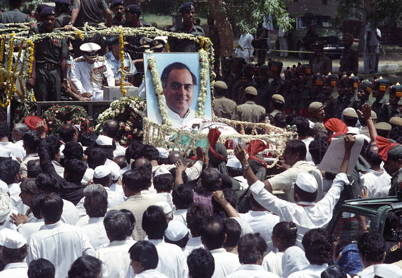 Самому Ганди помощь Шри-Ланке и вовсе стоила жизни: в мае 1991 года смертница из ТОТИ взорвала политика во время предвыборной встречи. В результате теракта погибли 15 человек&lt;br>На фото: похороны Раджива Ганди
