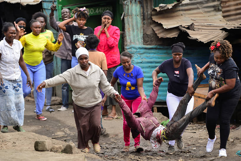 Найроби, Кения. Женщины несут сторонника оппозиции, убитого во время акции протеста против повышения налогов