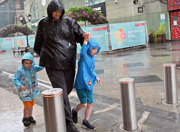 Москвичи достали не только зонты, но и дождевики