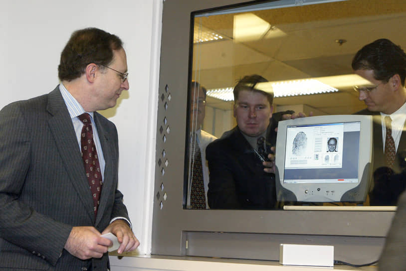 Посол США в России Александр Вершбоу (слева) демонстрирует новое биометрическое оборудование для сканирования отпечатков пальцев, 2003 год