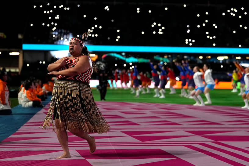 Танцовщица на церемонии открытия чемпионата 
