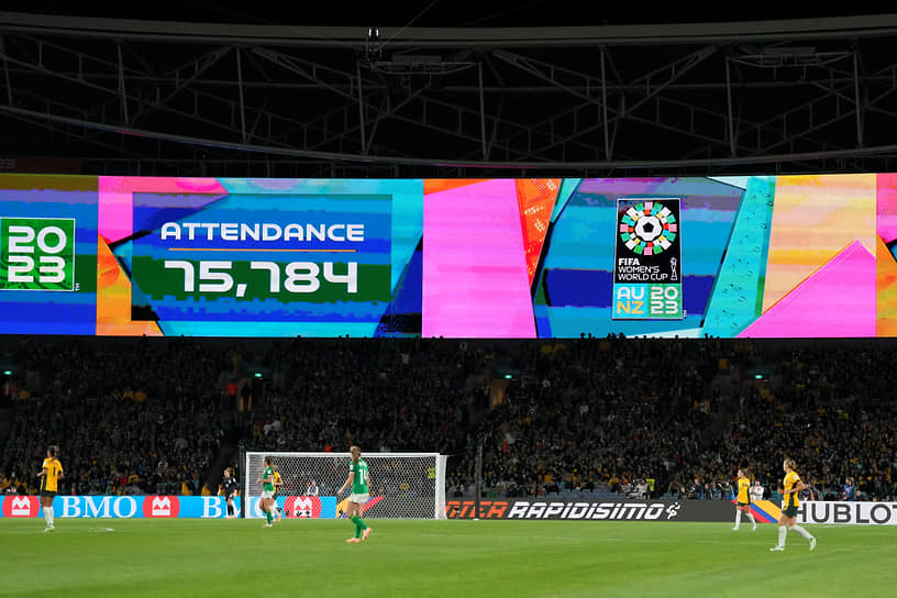 Экраны показывают количество зрителей на матче между сборной Австралии и сборной Ирландии