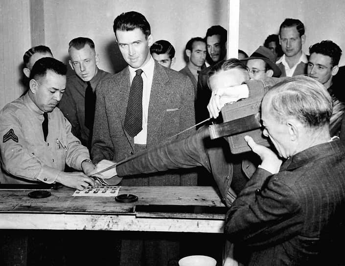 Американский актер Джеймс Стюарт сдает отпечатки пальцев перед вступлением в ряды армии США, 1941 год
