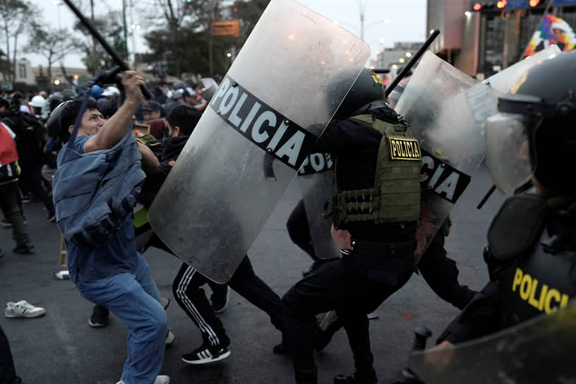 Лима. Столкновение антиправительственных демонстрантов с полицией в центре столицы Перу
