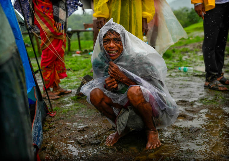 Райгад, Индия. Женщина, члены семьи которой оказались под обломками дома после оползня