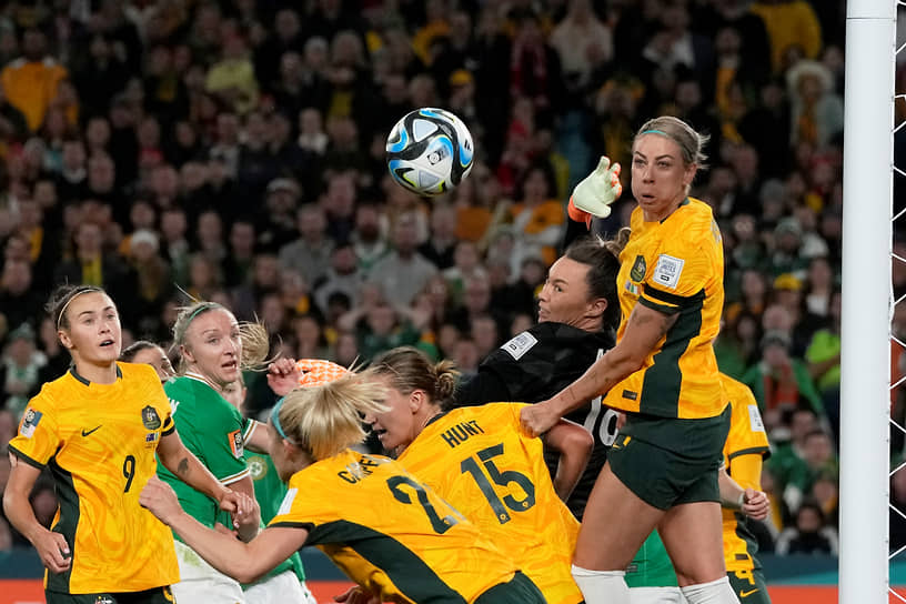Борьба за мяч у ворот между футболистками из Австралии и Ирландии