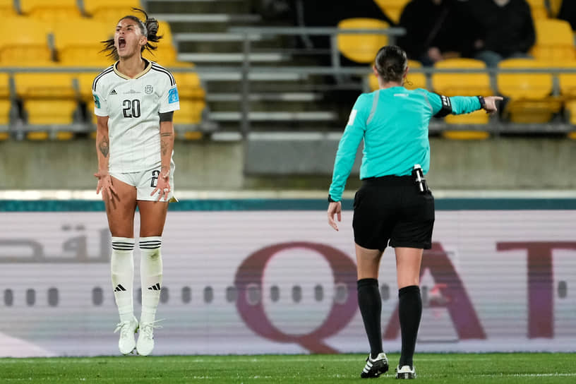 Фабиола Вильялобос из Коста-Рики кричит во время матча против испанской сборной