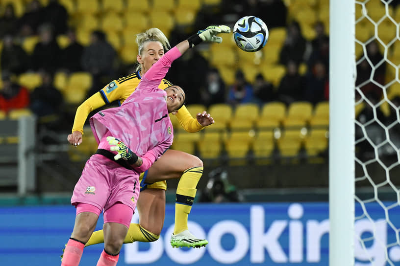 Вратарь сборной ЮАР Кейлин Сварт отбивает мяч во время матча со сборной Швеции