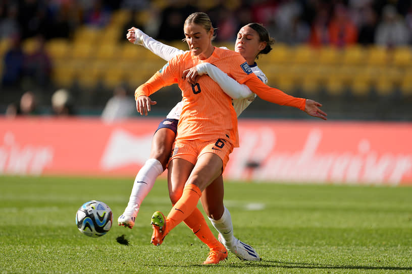 Нидерландская футболистка Джилл Рорд и американка Тринити Родман (сзади) борются за мяч 