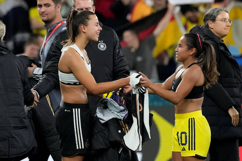 Игроки сборных Германии и Колумбии Лена Обердорф и Лейси Сантос (справа) обмениваются футболками после матча