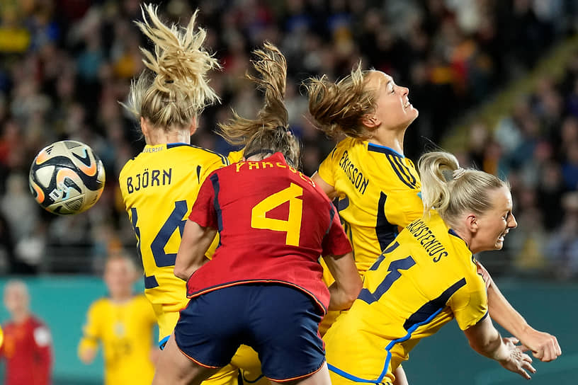 Слева направо: шведка Натали Бьорн, испанка Ирен Паредес, шведка Магдалена Эрикссон и шведка Стина Блэкстениус в полуфинальном матче ЧМ между Швецией и Испанией 