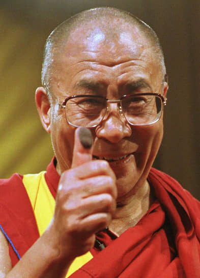 Далай-лама после подписания петиции в рамках акции «Оставь свой след». В ходе 15-дневного тура по США в 1998 году религиозный деятель поддержал инициативу организации Amnesty International о продвижении добровольной дактилоскопии
