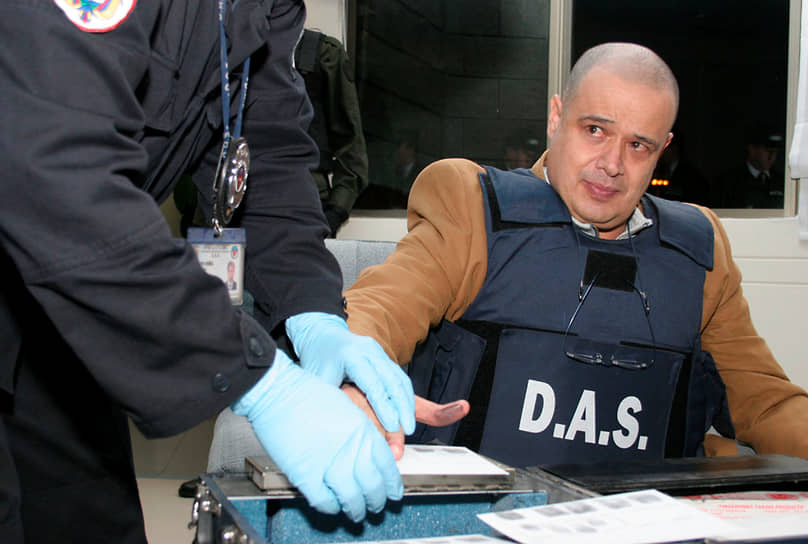 Колумбийская полиция берет отпечатки пальцев у Луиса Эрнандо Гомеса Бустаманте, главы наркокартеля Норте-дель-Валле, 2007 год 
