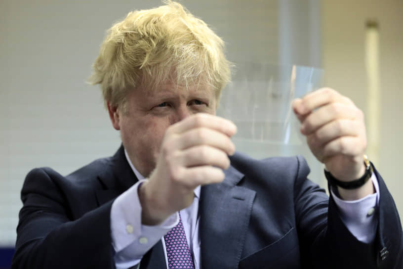Министр иностранных дел Великобритании Борис Джонсон изучает свои отпечатки пальцев, 2018 год