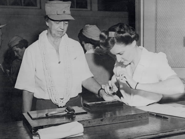 Первая леди США Элеонора Рузвельт сдает отпечатки пальцев во время поездки на Гавайи, 1943 год