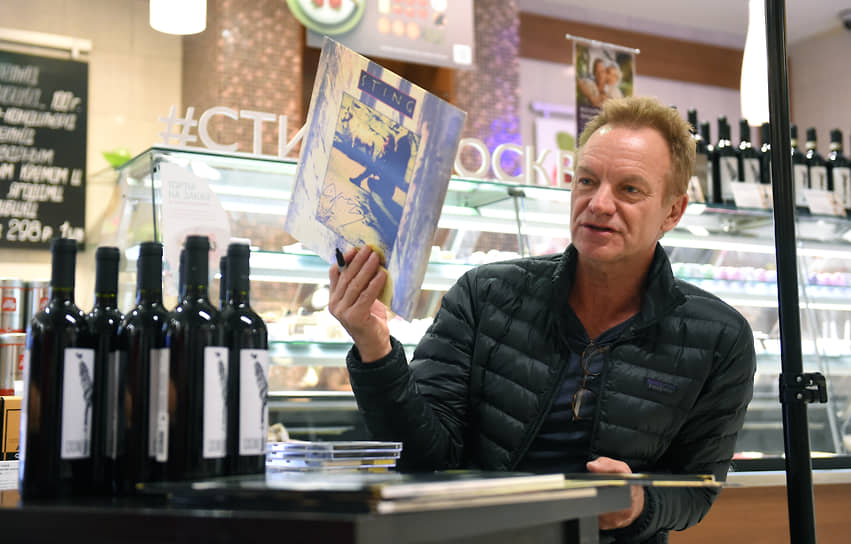 Британский певец Стинг во время проведения дегустации вин своего тосканского хозяйства Il Palagiо в энотеке супермаркета «Азбука вкуса»