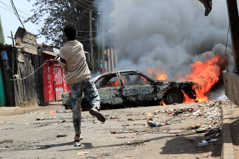 Найроби. Местный житель с пращой в разгар антиправительственных протестов
